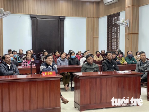 Nhân viên ngân hàng làm giả hồ sơ chiếm 16,22 tỉ, hàng trăm người dân bị giam sổ đỏ- Ảnh 3. Các bị hại mong muốn sớm nhận lại giấy chứng nhận quyền sử dụng đất - Ảnh: HOÀNG TÁO