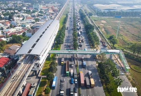 Ngắm các cầu đi bộ băng qua xa lộ, nối metro số 1- Ảnh 1. Cầu đi bộ kết nối nhà ga khu công nghệ cao (thuộc tuyến metro số 1) bắc ngang qua xa lộ Hà Nội đã thành hình - Ảnh: CHÂU TUẤN