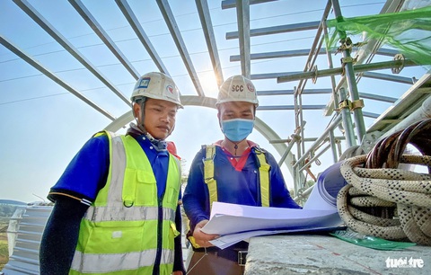 Ngắm các cầu đi bộ băng qua xa lộ, nối metro số 1- Ảnh 2. Trưa 29-12, chúng tôi được ông Trần Đức Anh - chỉ huy trưởng thi công cầu đi bộ ga công nghệ cao (thuộc tuyến metro số 1) - dẫn đi thực tế công trường và giới thiệu về các giai đoạn xây dựng cầu. Ông Anh cho biết hiện nay các kỹ sư và công nhân đang lắp đặt mái vòm cho cầu đi bộ này. Để đẩy nhanh tiến độ, các anh em sẽ tăng ca và sẵn sàng làm thâu đêm - Ảnh: TIẾN QUỐC