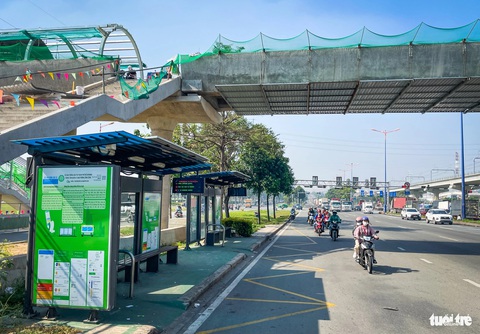 Ngắm các cầu đi bộ băng qua xa lộ, nối metro số 1- Ảnh 3. Phía dưới cầu đi bộ, 2 trạm xe buýt khang trang cũng được xây dựng hoàn chỉnh nhằm tăng tính kết nối của tàu metro số 1 và xe buýt - Ảnh: TIẾN QUỐC