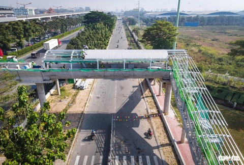 Ngắm các cầu đi bộ băng qua xa lộ, nối metro số 1- Ảnh 4. Các cầu đi bộ được thiết kế hài hòa với cảnh quan xung quanh và kiến trúc chính nhà ga trên cao (kết cấu bê tông, mái thép cong) tạo nên điểm nhấn cho đoạn tuyến trên cao của metro số 1 - Ảnh: CHÂU TUẤN