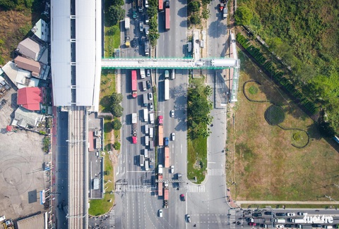 Ngắm các cầu đi bộ băng qua xa lộ, nối metro số 1- Ảnh 5. Hiện nay, Ban Quản lý đường sắt đô thị TP.HCM đang xây dựng tại 7/9 cầu đi bộ gồm: Tân Cảng, Thảo Điền, An Phú, Rạch Chiếc, Phước Long, Bình Thái và Công nghệ cao. Đã gác dầm băng ngang đường Võ Nguyên Giáp, xa lộ Hà Nội tại ga Khu công nghệ cao và Bình Thái, kế hoạch trước Tết dương lịch 2024 sẽ hoàn thành gác dầm tại ga Rạch Chiếc - Ảnh: CHÂU TUẤN