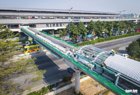 Ngắm các cầu đi bộ băng qua xa lộ, nối metro số 1- Ảnh 6. Đối với 2 cầu còn lại là ga Thủ Đức và ga Đại học Quốc gia, Ban Quản lý đường sắt đô thị TP đang phối hợp các đơn vị liên quan hoàn chỉnh công tác di dời hạ tầng kỹ thuật và xin cấp phép phương án tổ chức giao thông để làm vào đầu năm 2024 - Ảnh: CHÂU TUẤN