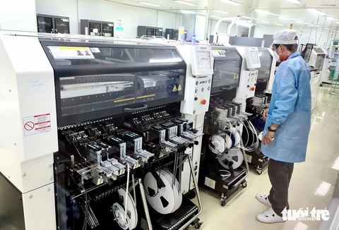 Bóng đèn Điện Quang và bài học từ người thầy về lòng bao dung- Ảnh 1. Công nhân sản xuất các thiết bị điện tại nhà máy của Công ty CP Bóng đèn Điện Quang ở TP.HCM - Ảnh: NGỌC HIỂN
