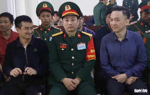 Phan Quốc Việt, tổng giám đốc Công ty Việt Á lãnh 25 năm tù- Ảnh 1. Bị cáo Phan Quốc Việt (trái) và Hồ Anh Sơn tại phiên tòa chiều 29-12