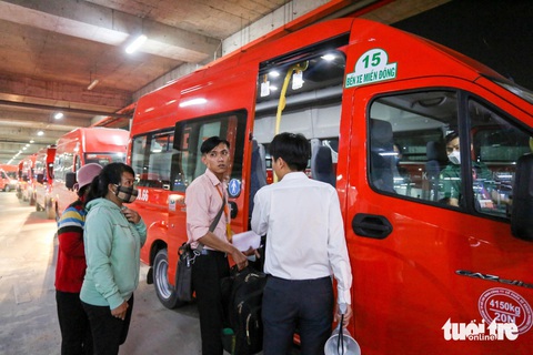 Tin tức sáng 30-12: Thủ tướng đối thoại với nông dân; Giữ xe trung chuyển đi bến xe Miền Đông mới- Ảnh 2. Hành khách đi lại bằng xe trung chuyển miễn phí ở bến xe Miền Đông mới - Ảnh: CHÂU TUẤN