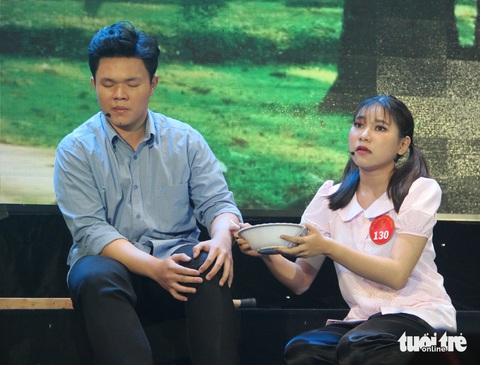 Thí sinh Bảo Ngọc (bìa phải) đoạt giải nhất Bông lúa vàng năm 2020 - Ảnh: LINH ĐOAN Thí sinh Bảo Ngọc (bên phải) đoạt giải nhất Bông lúa vàng năm 2020 - Ảnh: LINH ĐOAN