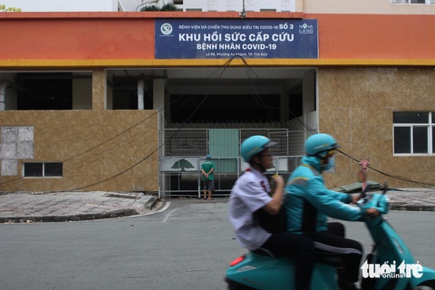 Chung cư làm bệnh viện dã chiến hoang tàn sau khi hoàn thành sứ mệnh- Ảnh 1. Khu tái định cư Bình Khánh có diện tích 38,4ha, gồm 6.220 căn hộ. Dự án thuộc chương trình 12.500 căn hộ phục vụ tái định cư khu đô thị mới Thủ Thiêm được xây dựng vào năm 2013 và hoàn thành vào năm 2015. Khu này từng được trưng dụng làm khu hồi sức của bệnh viện dã chiến và đến nay vẫn vắng người ở.