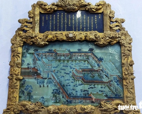 Tranh quý điện Cần Chánh cần về đúng chỗ- Ảnh 4. Bức tranh gương "Lang tập quần phương" - Ảnh: NHẬT LINH
