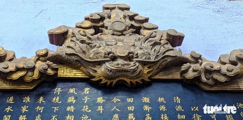 Tranh quý điện Cần Chánh cần về đúng chỗ- Ảnh 5. Họa tiết rồng năm móng tượng trưng cho quyền uy của thiên tử được trang trí trên khung bức tranh "Trì lưu liên phảng" - Ảnh: NHẬT LINH