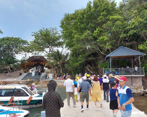 Cần siết chặt tour, tuyến chui để phát triển du lịch Phú Quốc- Ảnh 2. Khách du lịch ngồi tàu ca nô ra các đảo Phú Quốc tham quan, vui chơi - Ảnh: CHÍ CÔNG