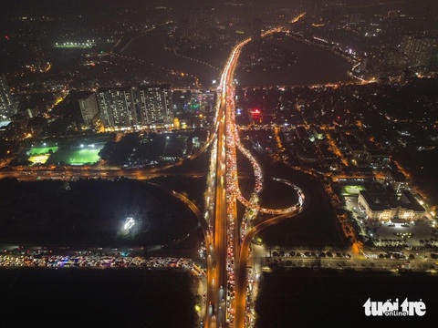 Người dân ùn ùn về quê nghỉ Tết dương lịch, cửa ngõ Hà Nội kẹt cứng- Ảnh 1. Cửa ngõ phía nam Hà Nội ùn tắc ở tất cả hướng trong chiều 29-12