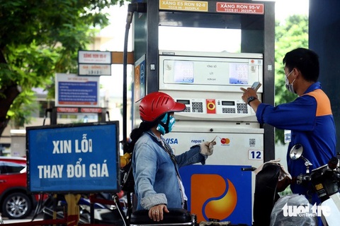 Ảnh: Q.Đ. Trong năm 2024, thuế bảo vệ môi trường với xăng (trừ ethanol) là 2.000 đồng/lít - Ảnh: Q.Đ.