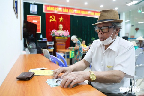 Người dân nhận lương hưu tại một điểm chi trả tại quận Đống Đa, Hà Nội - Ảnh: DANH KHANG Người dân nhận lương hưu tại một điểm chi trả ở quận Đống Đa, Hà Nội - Ảnh: DANH KHANG
