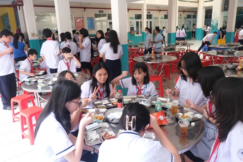 Tổ chức bữa ăn học đường kết hợp tăng cường thể lực cho học sinh TP.HCM- Ảnh 1. Các em học sinh Trường THCS Nguyễn Du (quận 1, TP.HCM) trong giờ ăn trưa - Ảnh: NGỌC PHƯỢNG