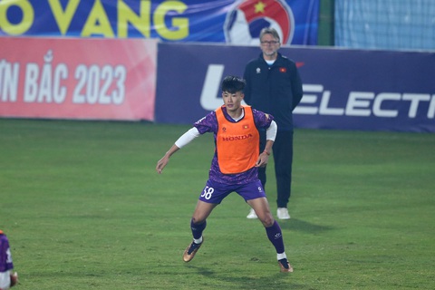 Tiền vệ Nguyễn Văn Trường được HLV Philippe Troussier trao cơ hội trở lại đội tuyển U23 Việt Nam - Ảnh: HOÀNG TÙNG Tiền vệ Nguyễn Văn Trường được HLV Philippe Troussier trao cơ hội trở lại đội tuyển U23 Việt Nam - Ảnh: HOÀNG TÙNG