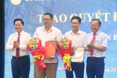 TP Thủ Đức bổ sung 9 phó chủ tịch phường, hoàn thiện nhân sự theo nghị quyết 98- Ảnh 2. Lãnh đạo TP Thủ Đức mong thủ trưởng các đơn vị sẽ tạo điều kiện cho các nhân sự mới thực hiện tốt nhiệm vụ của mình - Ảnh: CẨM NƯƠNG