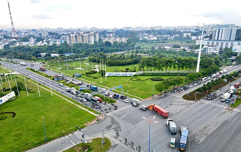 Năm 2024, đầu tư công vẫn là động lực phát triển của TP.HCM- Ảnh 5. Xe ra vào Khu công nghệ cao TP.HCM - Ảnh: T.T.D.