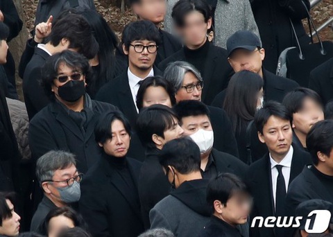 Đồng nghiệp tiễn đưa Lee Sun Kyun. Ảnh: News1 Đồng nghiệp tiễn đưa Lee Sun Kyun. Ảnh: News1