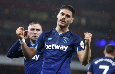 Thua sốc West Ham, Arsenal mất ngôi đầu bảng- Ảnh 3. Cầu thủ người Hy Lạp sau đó ăn mừng nhẹ nhàng do sút tung lưới đội bóng cũ - Ảnh: REUTERS