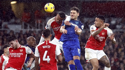 Thua sốc West Ham, Arsenal mất ngôi đầu bảng- Ảnh 2. Mavropanos (áo xanh) vẫn ghi bàn ấn định thắng lợi 2-0 giữa vòng vây hàng thủ của Arsenal - Ảnh: REUTERS