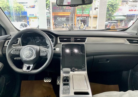 Những xe mới giá rẻ nhất, lập mức sàn cho thị trường ô tô 2023- Ảnh 9. Nội thất MG RX5 khá hiện đại với màn hình cảm ứng trung tâm 14,1 inch nằm dọc, màn hình sau vô lăng 12,3 inch, sạc không dây, cửa sổ trời toàn cảnh, ghế lái chỉnh điện 6 hướng, phanh tay điện tử, cần số điện tử... Công nghệ an toàn của xe không có các tính năng thông minh ADAS - Ảnh: Đại lý MG/Facebook
