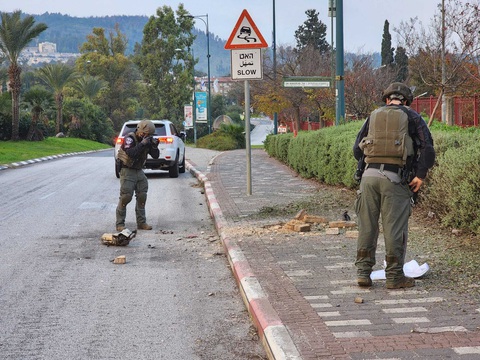 Tin tức thế giới 29-12: Israel tấn công vào miền nam Lebanon và căn cứ bên Syria- Ảnh 1. Rocket của Hezbollah phóng từ Lebanon gây hư hại cho thành phố Kiryat Shmona, miền bắc Israel vào ngày 28-12 - Ảnh: THE TIMES OF ISRAEL