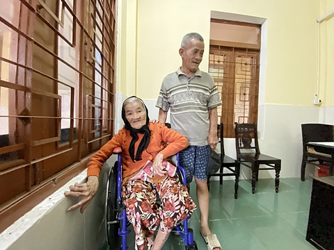 Ông Quốc và cụ Nguyễn Thị Mỹ tại TAND TP Hội An - Ảnh: B.D. Ông Quốc và cụ Nguyễn Thị Mỹ tại TAND TP Hội An - Ảnh: B.D.