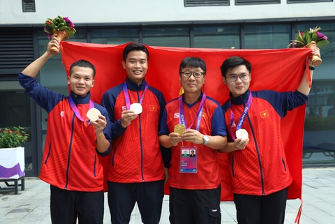 Vượt qua Nguyễn Thị Oanh, xạ thủ Phạm Quang Huy là VĐV tiêu biểu toàn quốc 2023- Ảnh 3. Ông Park Chung Gun (thứ hai từ phải sang) cùng tuyển bắn súng Việt Nam - Ảnh: QUÝ LƯỢNG