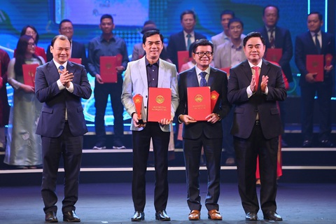 Phó tổng biên tập Báo Tuổi Trẻ Nguyễn Khắc Cường (hàng đầu, thứ hai bìa trái) nhận giải B giải thưởng Sách Quốc gia - Ảnh: BTC Phó tổng biên tập báo Tuổi Trẻ Nguyễn Khắc Cường (hàng đầu, thứ hai từ trái sang) nhận giải B Giải thưởng Sách quốc gia - Ảnh: BTC
