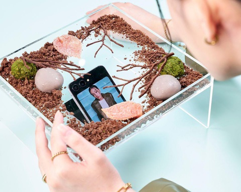 Người bạn đồng hành ‘bỏ túi’ cho bạn trẻ dịp năm mới- Ảnh 3. Galaxy Z Flip5 sở hữu màn hình ngoài Flex Window lớn, giúp người dùng trẻ thể hiện phong cách cá nhân