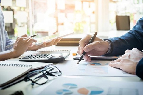 Kế toán nội bộ, phân loại và mô tả công việc chi tiết nhất- Ảnh 3. Kế toán bán hàng có nhiệm vụ quản lý hoạt động mua - bán của công ty - Ảnh: Pexels.