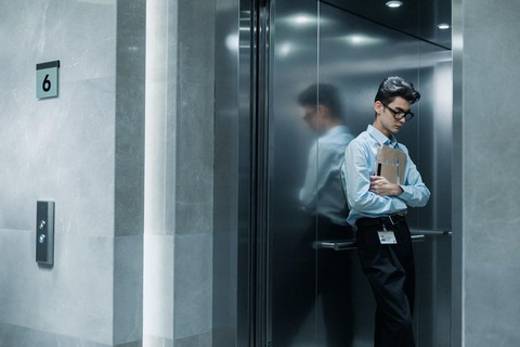 Quản lý phải làm gì với một tập thể hướng nội?- Ảnh 1. Tổ chức nào cũng có những người hướng nội - Ảnh: Pexels.