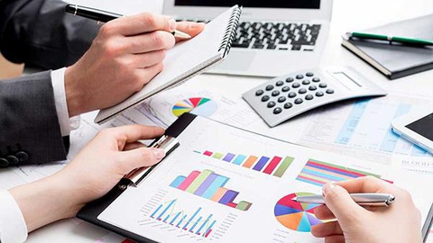 Kế toán doanh thu là gì và kỹ năng nào cần có để thành công?- Ảnh 4. Phối hợp với nhân viên kế toán tổng hợp để rà soát số liệu - Ảnh: Internet.