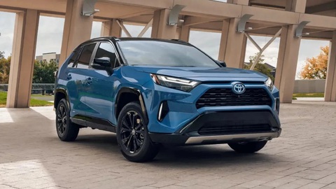 Toyota chắc chắn sẽ lại là hãng xe số 1 toàn cầu trong năm 2023, tự phá kỷ lục của chính mình- Ảnh 2. Các mẫu xe bán chạy nhất của Toyota vẫn là RAV4, Corolla hay Camry - Ảnh: Edmunds