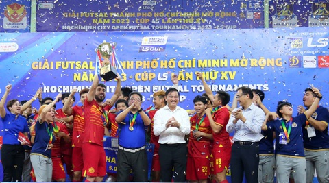 CLB futsal Thái Lan tặng tiền thưởng vô địch cho trẻ em khó khăn Việt Nam- Ảnh 1. Phó chủ tịch VFF và là chủ tịch HFF Trần Anh Tú (áo trắng) trao cúp vô địch cho CLB Thammasat Stallion - Ảnh: VIÊN LÊ