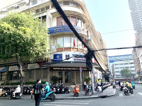 Trường đại học Ngân hàng TP.HCM ép sinh viên ra trường sớm?- Ảnh 1. Trường đại học Ngân hàng TP.HCM - Ảnh: TRẦN HUỲNH