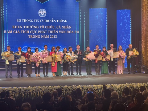 Trưởng Văn phòng Hà Nội Báo Tuổi Trẻ Đỗ Thị Ngọc Hà (thứ ba từ trái sang) nhận Bằng khen của Bộ Thông tin và Truyền thông trao cho Báo Tuổi Trẻ - Ảnh: BTC Trưởng Văn phòng đại diện báo Tuổi Trẻ tại Hà Nội Đỗ Thị Ngọc Hà (thứ ba từ trái sang) nhận bằng khen của Bộ Thông tin và Truyền thông trao cho báo Tuổi Trẻ - Ảnh: BTC