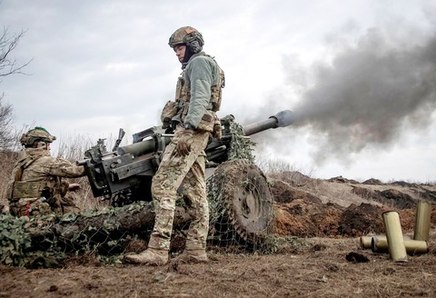 Quân nhân Ukraine bắn pháo M119 ở tiền tuyến, gần thành phố Bakhmut, Ukraine vào ngày 10-3-2023 - Ảnh: Reuters Quân nhân Ukraine bắn pháo M119 ở tiền tuyến, gần thành phố Bakhmut, Ukraine vào ngày 10-3-2023 - Ảnh: Reuters