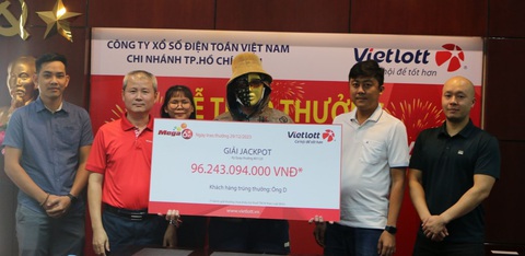 Một tài xế xe ôm ở TP.HCM trúng vé số độc đắc của Vietlott hơn 96 tỉ- Ảnh 1. Ông D. nhận giải Jackpot của Vietlott trị giá hơn 96 tỉ đồng - Ảnh: CTV