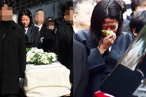 Nữ diễn viên suy sụp khi đưa tang chồng. Ảnh: StarNews Nữ diễn viên Jeon Hye Jin suy sụp khi đưa tang chồng. Ảnh: StarNews