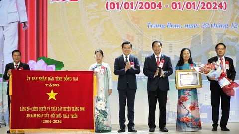 Huyện Trảng Bom kỷ niệm 20 năm thành lập- Ảnh 1. Huyện Trảng Bom được UBND tỉnh Đồng Nai trao tặng bức trướng và bằng khen nhân dịp Kỷ niệm 20 năm thành lập - Ảnh: CHÍ KIÊN
