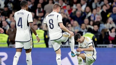 Tin tức thể thao sáng 3-12: Manchester United bại trận, Real Madrid trở lại ngôi đầu- Ảnh 2. Các cầu thủ Real Madrid ăn mừng chiến thắng để trở lại ngôi đầu bảng La Liga - Ảnh: Getty