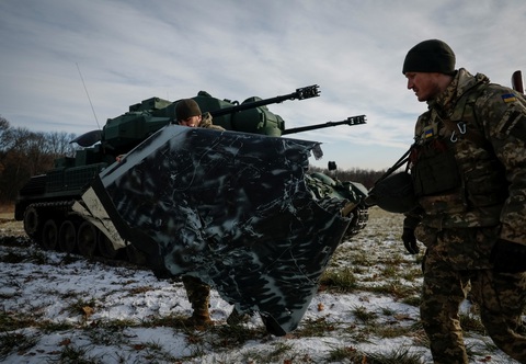 Quân nhân Ukraine từ đơn vị phòng không khiêng một bộ phận của máy bay không người lái cảm tử của Nga bị bắn rơi vài ngày trước ở gần Kiev, Ukraine, ngày 30-11 - Ảnh: REUTERS Quân nhân Ukraine từ đơn vị phòng không khiêng một bộ phận của máy bay không người lái cảm tử của Nga bị bắn rơi vài ngày trước ở gần Kiev, Ukraine, ngày 30-11 - Ảnh: REUTERS