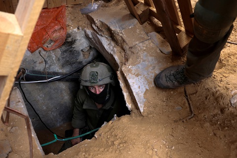 Bộ Quốc phòng Anh gửi máy bay giám sát tìm con tin ở Gaza- Ảnh 1. Binh sĩ Israel tiến vào đường hầm ở Bệnh viện Al-Shifa, thành phố Gaza - Ảnh: REUTERS