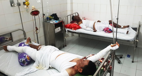 Nổ ghe lưới ghẹ ở Cà Mau, ba người bỏng nặng- Ảnh 1. Các bệnh nhân bị bỏng nặng đang điều trị tại Bệnh viện Đa khoa tỉnh Cà Mau - Ảnh: THANH HUYỀN