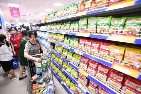 Giảm thuế thế này không đã!- Ảnh 1. Người dân mua sắm ở siêu thị - Ảnh: QUANG ĐỊNH