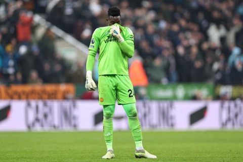 Tin tức thể thao sáng 3-12: Manchester United bại trận, Real Madrid trở lại ngôi đầu- Ảnh 1. Thủ môn Andre Onana thất vọng sau khi Manchester United thất bại trước Newcastle - Ảnh: Getty