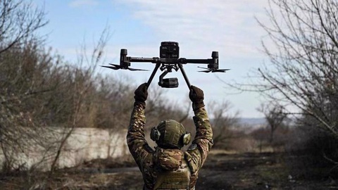 Một quân nhân Ukraine điều khiển máy bay không người lái để phát hiện các vị trí của Nga gần thành phố Bakhmut, vùng Donbas - Ảnh AFP Một quân nhân Ukraine điều khiển máy bay không người lái để phát hiện các vị trí của Nga gần thành phố Bakhmut, vùng Donbass - Ảnh AFP