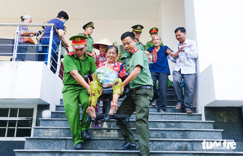 Công an Kiên Giang đọc sách, khám bệnh miễn phí cho người mù- Ảnh 2. Đoàn viên, thanh niên Công an tỉnh Kiên Giang hỗ trợ người khuyết tật, người khiếm khuyết đi khám bệnh, lãnh quà